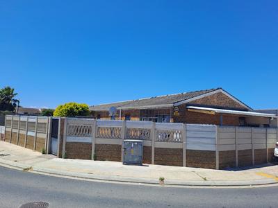 House For Sale in Westridge, Somerset West